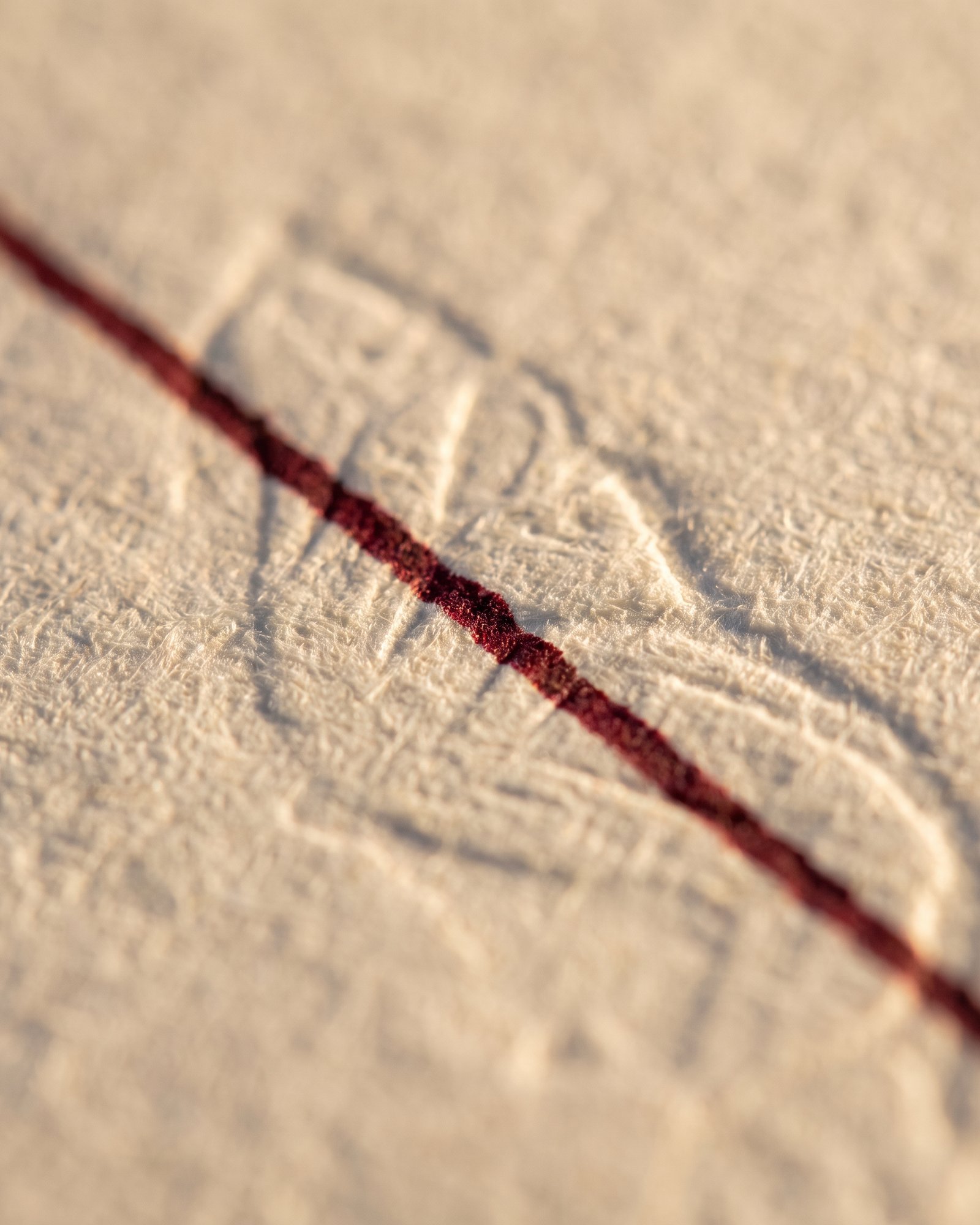 Détail du papier d’étiquette et du filet rouge Halix
