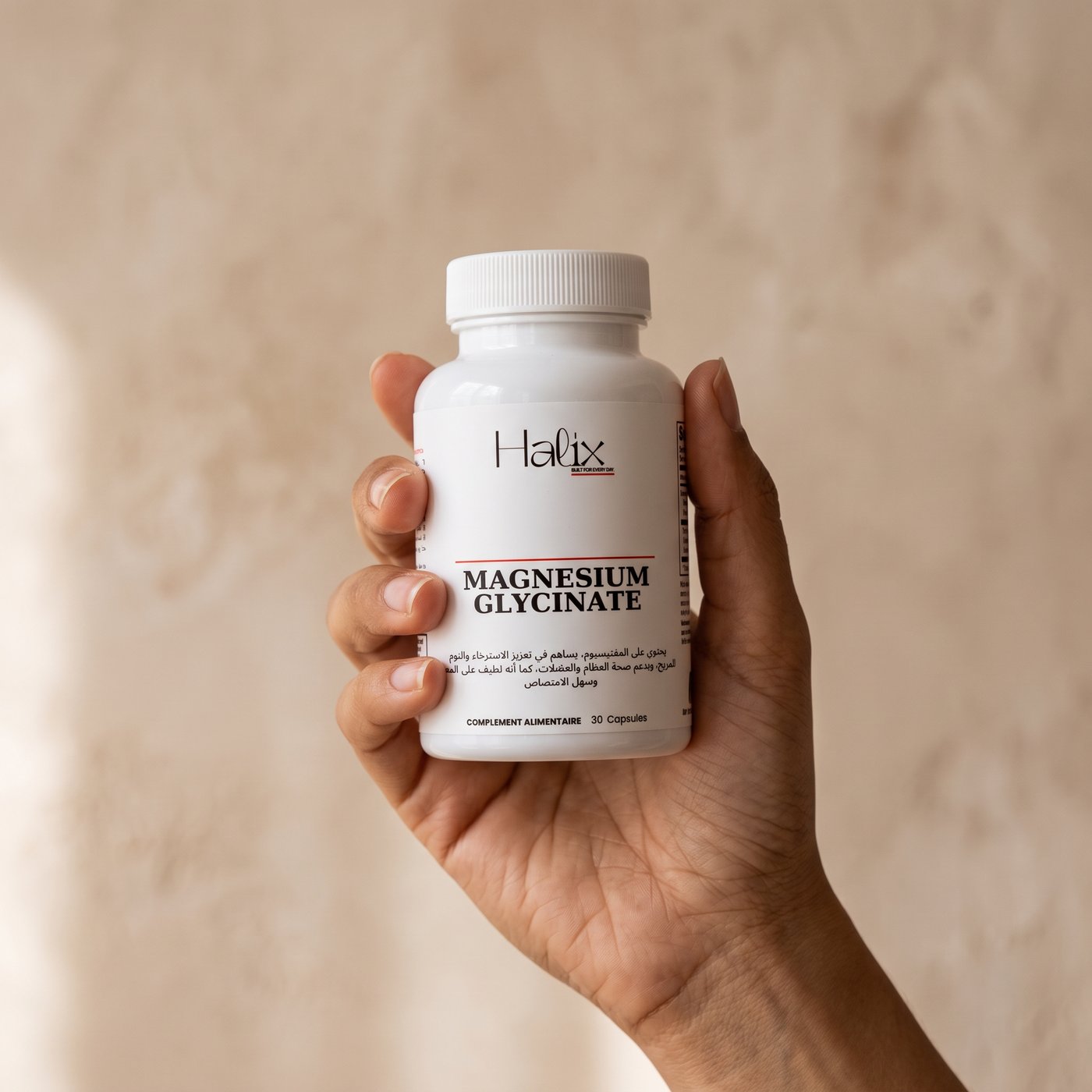 Main tenant un flacon Halix Magnesium Glycinate