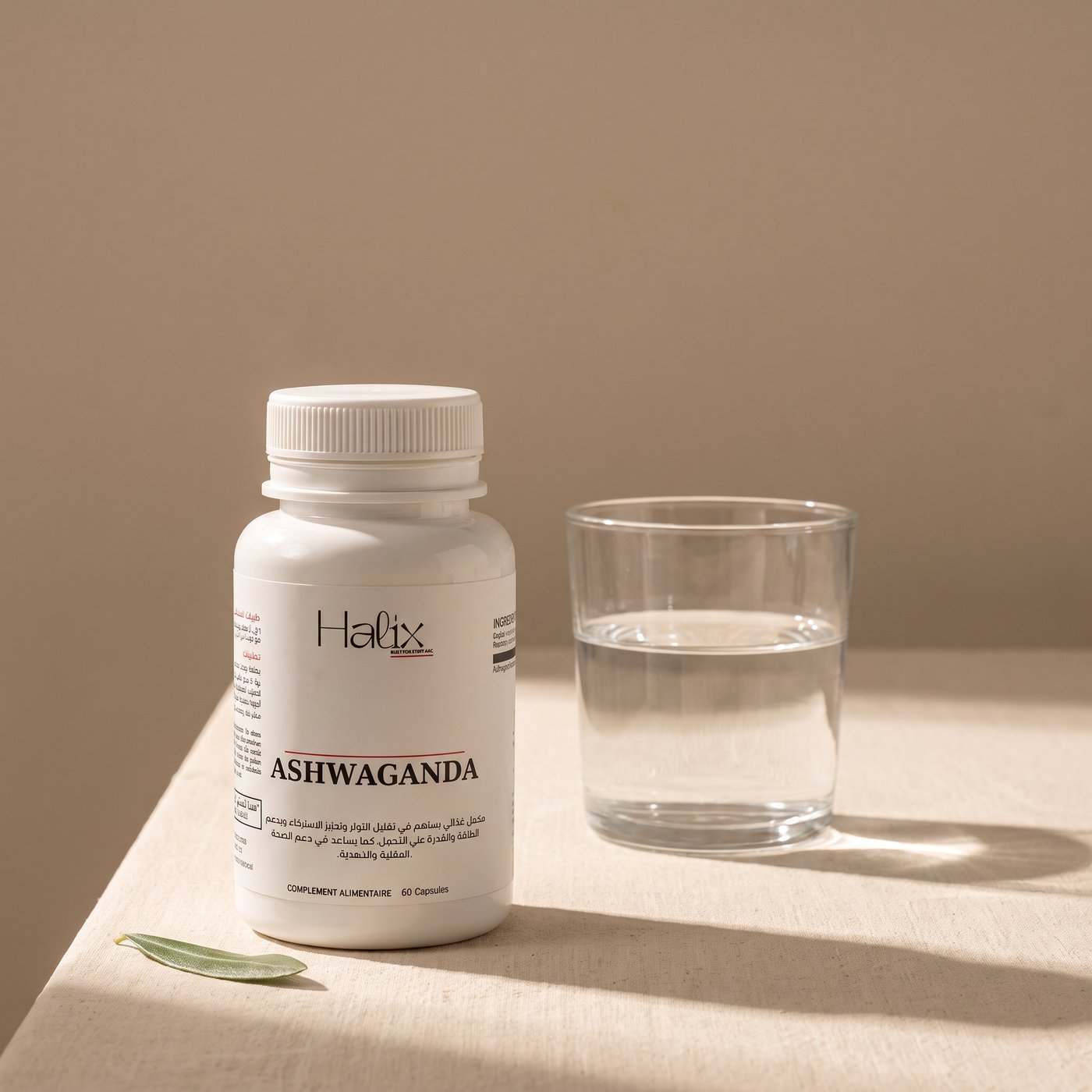 Flacon Halix Ashwaganda et verre d’eau